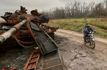 Κάτοικος στο Χάρκοβο περνά με τη μηχανή δίπλα από κατεστραμμένο ρωσικό τανκ