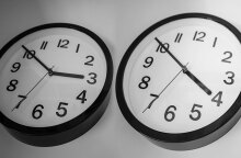 Ρολόγια πριν και μετά την αλλαγή ώρας 2023