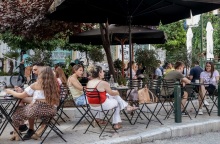 Ακρίβεια: «Φρένο» στον καφέ εκτός σπιτιού