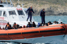 Σκάφος της ιταλικής Ακτοφυλακής μπροστά σε φουσκωτό με μετανάστες από την Αφρική