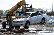 Εκσκαφέας στον Μισισιπή σηκώνει αυτοκίνητο που παρασύρθηκε από τον ανεμοστρόβιλο