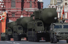 Φορτηγά μεταφέρουν πυρηνικά κατά τη διάρκεια στρατιωτικής παρέλασης στη Μόσχα