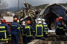 Πυροσβέστες επιχειρούν στα Τέμπη