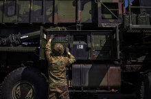 Στρατιώτης στη Σλοβακία μπροστά σε στρατιωτικό όχημα που μεταφέρει Patriot