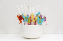 Χειροποίητες λαμπάδες για παιδιά με ξύλινα σύμβολα από τις συλλογές του Μουσείου.