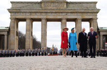 Ο βασιλιάς Κάρολος με την Καμίλα μπροστά στην Πύλη του Βρανδεμβούργου στο Βερολίνο