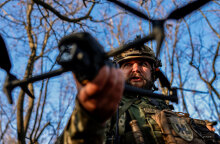 Ουκρανός στρατιώτης ετοιμάζεται να σηκώσει drone στη Χερσώνα της Ουκρανίας