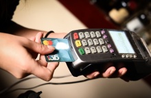 ΑΑΔΕ: Διασύνδεση ταμειακών μηχανών με τα POS για αύξηση της φορολογικής συμμόρφωσης