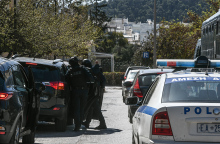 Στιγμιότυπο από τη μεταφορά των δύο συλληφθέντων που σχεδίαζαν τρομοκρατικό χτύπημα