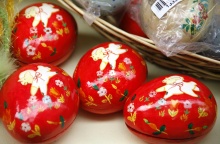 Πασχαλινά αυγά κόκκινα και ζωγραφισμένα