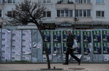 Βούλγαρος πολίτης περπατά μπροστά από προεκλογικές αφίσες υποψηφίου