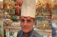 Ο Γιάννης Μουρούζης είναι η ψυχή ενός ιστορικού θεσσαλονικιώτικου ζαχαροπλαστείου