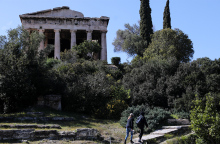 Τουρίστες σε αρχαιολογικό χώρο