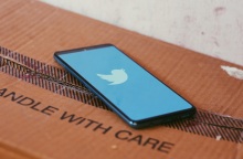 Twitter: Ο Έλον Μασκ επανέφερε το γαλάζιο πουλί