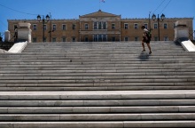 ΔΝΤ: Πρωτογενές πλεόνασμα και σταθερή μείωση του χρέους προβλέπει για την Ελλάδα