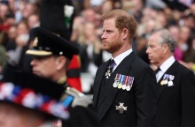 Ο πρίγκιπας Χάρι θα παραστεί στη στέψη του βασιλιά Καρόλου, χωρίς τη Μέγκαν Μαρκλ