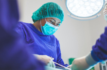 Γιατρός πραγματοποιεί επέμβαση