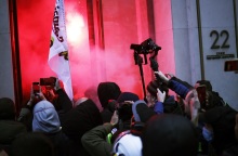 Γαλλία: Διαδηλωτές εισέβαλαν στα κεντρικά της Louis Vuitton στο Παρίσι