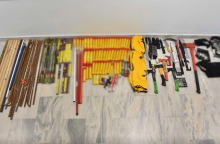 Τσεκούρια, ρόπαλα και μαχαίρια δίπλα σε λέσχη φιλάθλων στη Χαριλάου