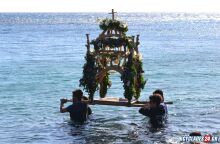 Η ξεχωριστή περιφορά του Επιταφίου μέσα στη θάλασσα