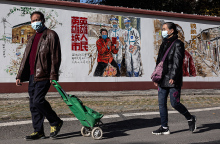 Πολίτες με μάσκα στην Κίνα