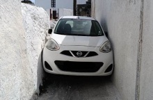 Σαντορίνη: Αυτοκίνητο σφήνωσε σε στενό δρόμο στη Μεσαριά