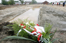 Ένα μπουκέτο λουλούδια στη μνήμη των θυμάτων στο στρατόπεδο συγκέντρωσης Νόιενγκαμμε