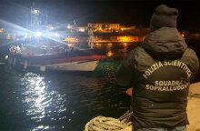 Άνδρας της ιταλικής ακτοφυλακής περιμένει σκάφος με μετανάστες που διασώθηκαν