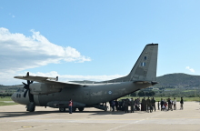Έλληνες από το Σουδάν αποβιβάζονται από στρατιωτικό αεροπλάνο στην Τανάγρα