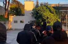 Στιγμιότυπο από την εισβολή μελών της Χρυσής Αυγής σε έκθεση στην Καλαμαριά