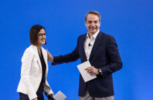 Ο Κυριάκος Μητσοτάκης με την Ειρήνη Αγαπηδάκη κατά την παρουσίαση του ψηφοδελτίου Επικρατείας της ΝΔ