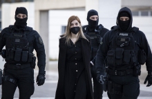 Η Ρούλα Πισπιρίγκου προσέρχεται στο δικαστήριο