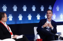 Ο δήμαρχος Αθηναίων Κώστας Μπακογιάννης και ο δημοσιογράφος της ATHENS VOICE Μάκης Προβατάς