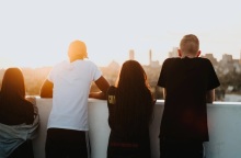 Gen Z: Αναδιαμορφώνει την αγορά εργασίας, το μάρκετινγκ, την υγειονομική περίθαλψη, την πολιτική