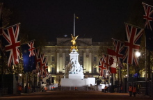 Δρακόντεια μέτρα στο Μπάκιγχαμ λίγο πριν τη στέψη του Καρόλου