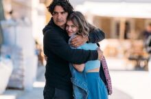 O Χριστόφορος Παπακαλιάτης αγκαλιά με την Κλέλια Ανδριολάτου στα γυρίσματα της β' σεζόν του Maestro