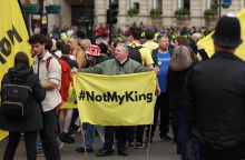 Διαδηλωτές κατά της μοναρχίας στο Λονδίνο