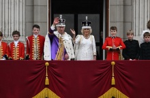 O βασιλιάς Κάρολος, η σύζυγός του Καμίλα και μέλη της βασιλικής οικογένειας χαιρετούν τα πλήθη από το μπαλκόνι του Μπάκιγχαμ