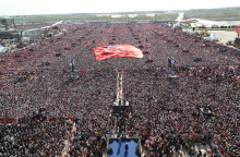 Κόσμος στη συγκέντρωση του κόμματος Ερντογάν στην Κωνσταντινούπολη