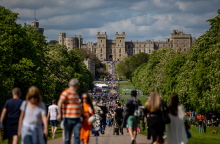 Άνθρωποι κατευθύνονται προς το Κάστρο Ουίντσορ για το πάρτι για τη στέψη του Καρόλου