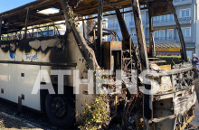 Από τα επεισόδια προκλήθηκε φωτιά σε τουριστικά λεωφορεία