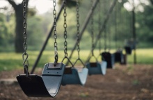 Κούνιες σε παιδική χαρά 