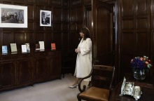 Κατερίνα Σακελλαροπούλου: Ξενάγηση στο γραφείο του Γιώργου Σεφέρη στο Λονδίνο