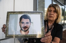 Η μητέρα του Μάριου Παπαγεωργίου κρατάει τη φωτογραφία του