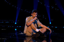 Ο Βίκτωρ Βερνίκος στον β' ημιτελικό της Eurovision