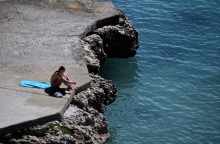 Κοπέλα απολαμβάνει το μπάνιο της στην παραλία