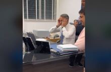 Ο Κυριάκος Μητσοτάκης μαθαίνει τα αποτελέσματα των εκλογών