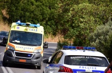 Ασθενοφόρο του ΕΚΑΒ και περιπολικό