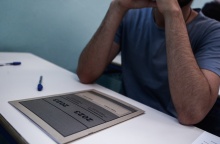 Υποψήφιος των Πανελληνίων 2023 μπροστά από το τετράδιο απαντήσεων