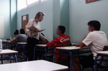 Οι υποψήφιοι των Πανελληνίων Εξετάσεων 2023 σε εξεταστικό κέντρο λαμβάνουν τα τετράδια απαντήσεων για τα θέματα στη Νεοελληνική Γλώσσα και Λογοτεχνία των ΓΕΛ